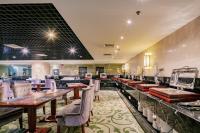 Un restaurante con mesas y sillas en una sala. en 西安荣民国际饭店, en Xi'an