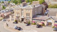 una vista aérea de un edificio con coches aparcados en un aparcamiento en Laichmoray Hotel, en Elgin