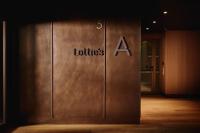 ein Aufzug in einem Gebäude mit dem Buchstaben A darauf in der Unterkunft A by Adina Vienna Danube in Wien