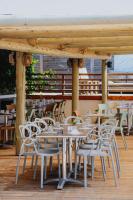 Un grupo de mesas y sillas en un patio. en Casa Marana by Le Lido, en Lucciana