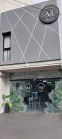 una tienda con un cartel en el costado de un edificio en Hotel Residencial Marlis, en Posadas
