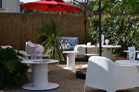 En have udenfor Logis Hôtel Vannes Nord Le Clos Des Hortensias