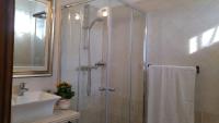 A bathroom at Al Pic de Corone