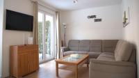 ein Wohnzimmer mit einer Couch und einem Couchtisch in der Unterkunft Ferienpark Rübezahl am Müggelsee, Haus 20 Mohn mit eigener Sauna, idealer Ort für Natur- und Erholungssuchende, für Radfahrer und Familien mit Kindern in Berlin