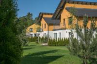 eine Reihe von Häusern in einem Hof in der Unterkunft Ferienpark Rübezahl am Müggelsee, Haus 20 Mohn mit eigener Sauna, idealer Ort für Natur- und Erholungssuchende, für Radfahrer und Familien mit Kindern in Berlin