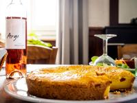 Ein Stück Kuchen auf einem Teller neben einer Flasche Alkohol in der Unterkunft Gîte Zelai Begi in Aldudes