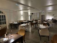 een eetkamer met tafels en stoelen en een restaurant bij Sure Hotel by Best Western Saint-Quentin Ouest Le pot d étain in Holnon