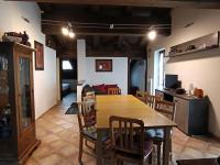 Televízia a/alebo spoločenská miestnosť v ubytovaní Chalet Carlines - Grand appartement années 70 ! Dans chalet sans parking MAE-3814