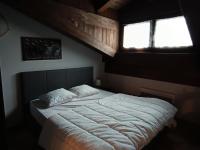 Posteľ alebo postele v izbe v ubytovaní Chalet Carlines - Grand appartement années 70 ! Dans chalet sans parking MAE-3814