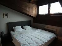 Posteľ alebo postele v izbe v ubytovaní Chalet Carlines - Grand appartement années 70 ! Dans chalet sans parking MAE-3814