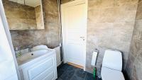 Ein Badezimmer in der Unterkunft Guest Home Oksbøl