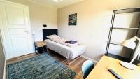Zimmer mit einem Bett und einem Schreibtisch mit einem Tisch in der Unterkunft Guest Home Oksbøl in Oksbøl