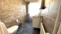 Ein Badezimmer in der Unterkunft Guest Home Oksbøl