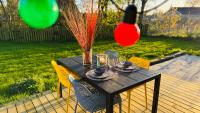 ein schwarzer Tisch mit Stühlen und einer Vase und Gläsern in der Unterkunft Guest Home Oksbøl in Oksbøl