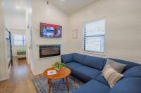 ein Wohnzimmer mit einer blauen Couch und einem Tisch in der Unterkunft Creekside Modern Tiny Home - Firepit - Racoon Cabin in Gatlinburg