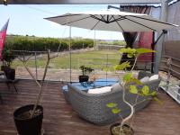 本部町にあるルナテッラセのパティオ(籐の椅子、パラソル付)