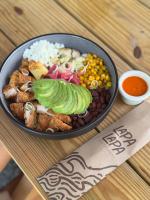 Eco Suites El Zonte في لا ليبرتاد: طبق من الطعام يحتوي على الفاصوليا والأرز والخضراوات