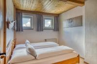 A bed or beds in a room at Boutiquehotel ZOMM in Seefeld
