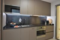 Kuchyňa alebo kuchynka v ubytovaní Altea Bayview Apartment by NRAS