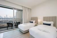 Postel nebo postele na pokoji v ubytování Livbnb Suites - Lavish 2BR w/ Burj Khalifa Views & Near Dubai Mall