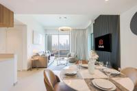 TV a/nebo společenská místnost v ubytování Livbnb Suites - Lavish 2BR w/ Burj Khalifa Views & Near Dubai Mall