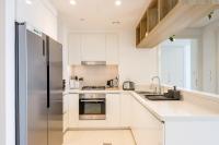 Kuchyň nebo kuchyňský kout v ubytování Livbnb Suites - Lavish 2BR w/ Burj Khalifa Views & Near Dubai Mall
