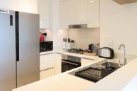 Kuchyň nebo kuchyňský kout v ubytování Livbnb Suites - Lavish 2BR w/ Burj Khalifa Views & Near Dubai Mall