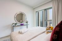 Postel nebo postele na pokoji v ubytování Livbnb Suites - Lavish 2BR w/ Burj Khalifa Views & Near Dubai Mall