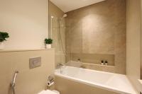Koupelna v ubytování Livbnb Suites - Lavish 2BR w/ Burj Khalifa Views & Near Dubai Mall