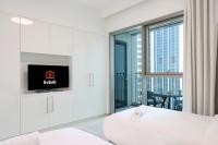 TV a/nebo společenská místnost v ubytování Livbnb Suites - Lavish 2BR w/ Burj Khalifa Views & Near Dubai Mall