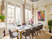 Restauracja lub miejsce do jedzenia w obiekcie Merveil - Luxury Suite - Louvre - Marcel III