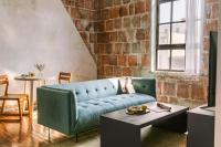 ein Wohnzimmer mit einer blauen Couch und einem Tisch in der Unterkunft Sonder by Marriott Bonvoy The Schaeffer Apartments French Quarter in New Orleans