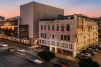 ein Gebäude mit einem rosa Licht auf der Seite in der Unterkunft Sonder by Marriott Bonvoy The Schaeffer Apartments French Quarter in New Orleans