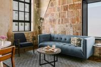 ein Wohnzimmer mit einer blauen Couch und einem Tisch in der Unterkunft Sonder by Marriott Bonvoy The Schaeffer Apartments French Quarter in New Orleans