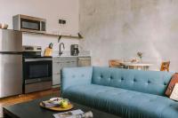 ein Wohnzimmer mit einer blauen Couch in einer Küche in der Unterkunft Sonder by Marriott Bonvoy The Schaeffer Apartments French Quarter in New Orleans