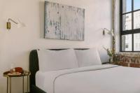 Ein Bett oder Betten in einem Zimmer der Unterkunft Sonder by Marriott Bonvoy The Schaeffer Apartments French Quarter