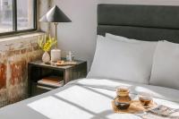 Ein Bett oder Betten in einem Zimmer der Unterkunft Sonder by Marriott Bonvoy The Schaeffer Apartments French Quarter