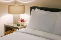 Ein Bett oder Betten in einem Zimmer der Unterkunft Sonder by Marriott Bonvoy The Schaeffer Apartments French Quarter