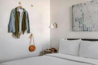 Ein Bett oder Betten in einem Zimmer der Unterkunft Sonder by Marriott Bonvoy The Schaeffer Apartments French Quarter