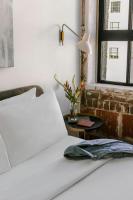 Ein Bett oder Betten in einem Zimmer der Unterkunft Sonder by Marriott Bonvoy The Schaeffer Apartments French Quarter