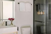 Ein Badezimmer in der Unterkunft Sonder by Marriott Bonvoy The Schaeffer Apartments French Quarter