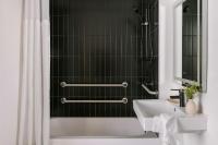 Ein Badezimmer in der Unterkunft Sonder by Marriott Bonvoy The Schaeffer Apartments French Quarter