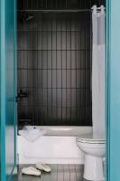 Ein Badezimmer in der Unterkunft Sonder by Marriott Bonvoy The Schaeffer Apartments French Quarter