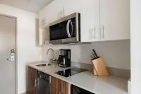 Sonder by Marriott Bonvoy Pivot Apartments Capitol Hillにあるキッチンまたは簡易キッチン