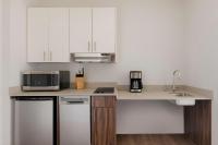 Sonder by Marriott Bonvoy Pivot Apartments Capitol Hillにあるキッチンまたは簡易キッチン