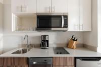 Sonder by Marriott Bonvoy Pivot Apartments Capitol Hillにあるキッチンまたは簡易キッチン