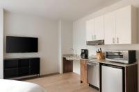Sonder by Marriott Bonvoy Pivot Apartments Capitol Hillにあるキッチンまたは簡易キッチン