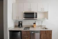 Sonder by Marriott Bonvoy Pivot Apartments Capitol Hillにあるキッチンまたは簡易キッチン