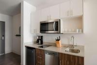Sonder by Marriott Bonvoy Pivot Apartments Capitol Hillにあるキッチンまたは簡易キッチン