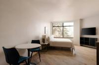 Sonder by Marriott Bonvoy Pivot Apartments Capitol Hillにあるテレビまたはエンターテインメントセンター